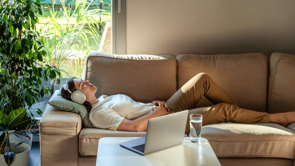 femme qui fait une séance d'hypnose en ligne avec son hypnotherapeute jonathan lespinasse
